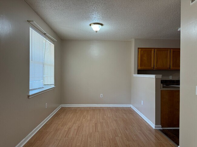 Building Photo - 1620 Hickory Pl