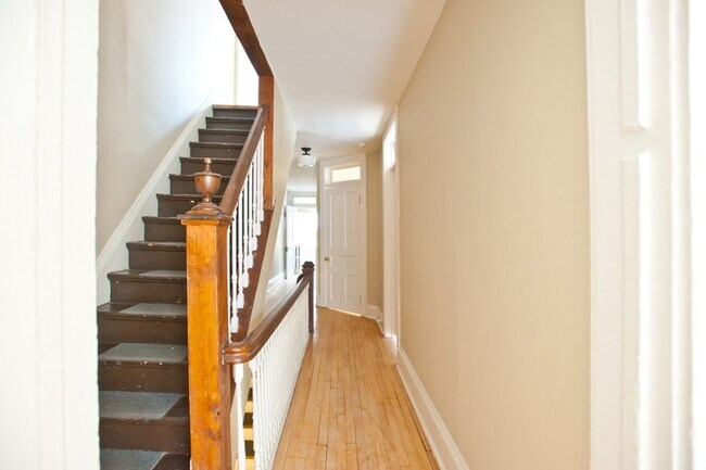 Building Photo - 2216 E Ivanhoe Pl