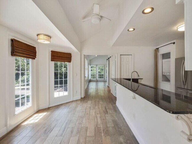 Building Photo - Charming 1/1 condo near Lake Virginia