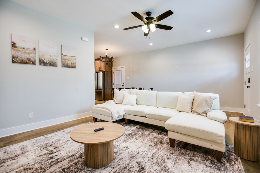 Building Photo - 1009 Holiday Dr