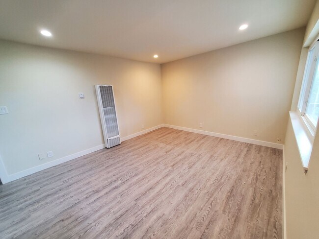 Building Photo - NEWLY REMODELED Apartment in Brisbane