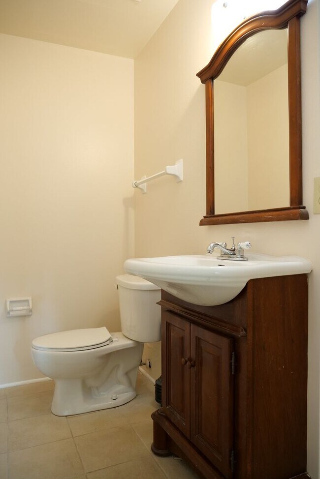 Building Photo - Clean, Bright & Move-In Ready! 3-Bedroom H...
