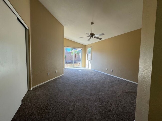 Building Photo - BEAUTIFUL 2 BEDROOM 2 BATHROOM WITH A DEN ...