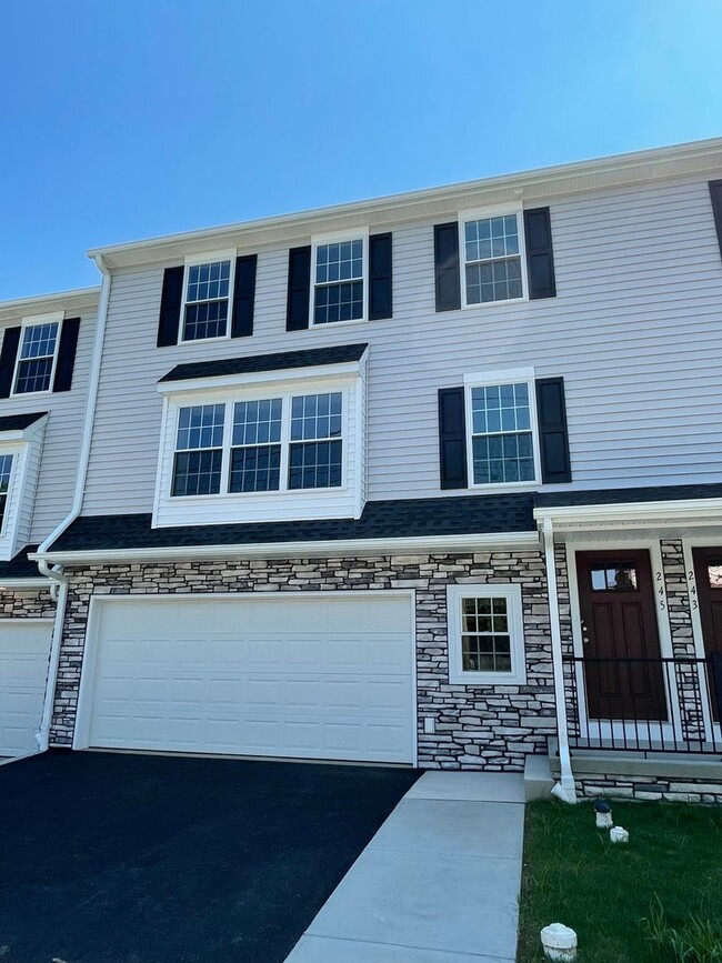 Building Photo - Beautiful Townhome for Rent in Lancaster C...