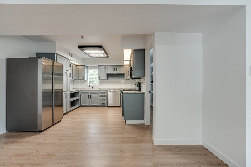 Building Photo - 568 W Quill Dr