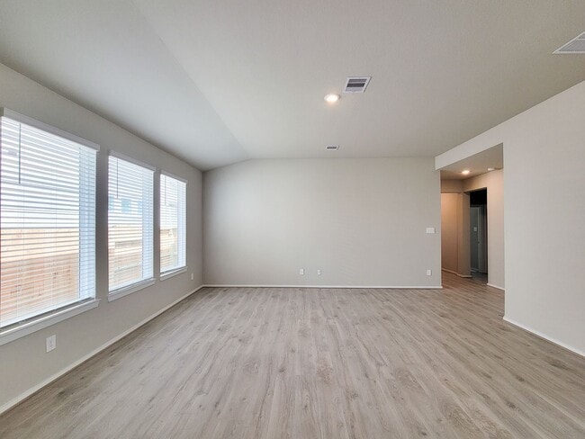 Building Photo - Single-story layout features a bright, open concept living area, dining space, and kitchen. Pebbl...