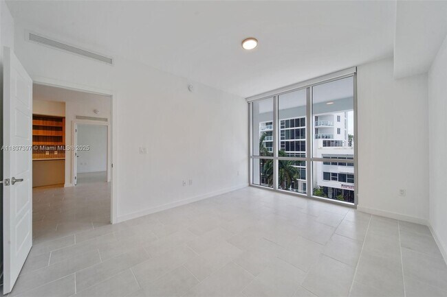 Building Photo - 2150 N Bayshore Dr