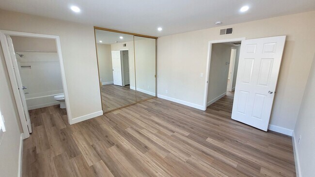 Building Photo - Beautifully Remodeled 3 Bed 3 Bath Townhou...