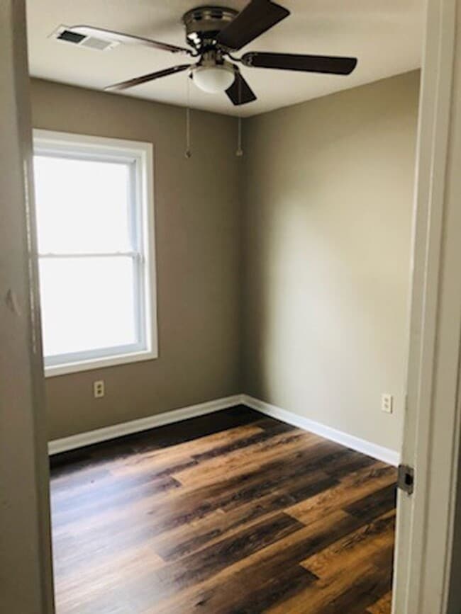 Building Photo - 3 Bedroom 1.5 Bathroom with Garage