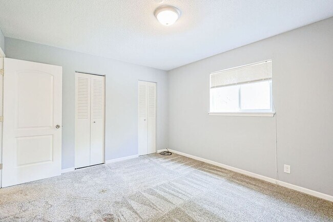 Building Photo - Spacious 2BR/1BA in Pembroke Gardens!