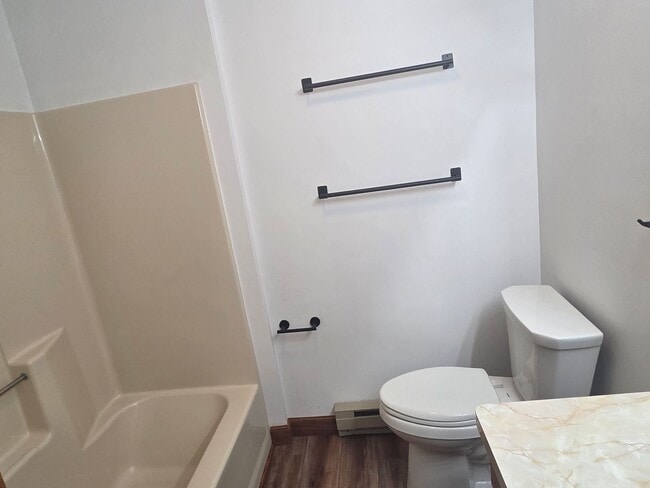 Building Photo - End Unit 2 Bedroom