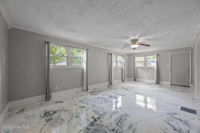 Building Photo - Spacious updated home in Jax - Pet Friendly - Great Location