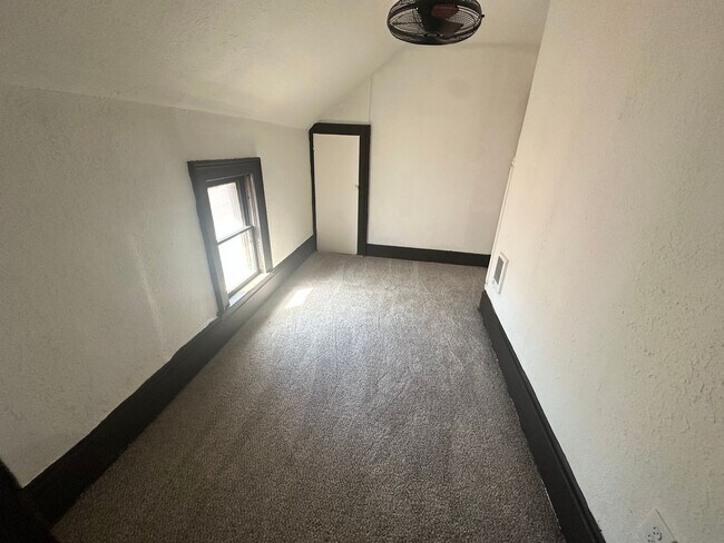 Building Photo - Completely Renovated 3 bed/2 bath