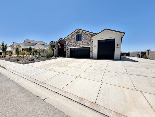 Building Photo - Beautiful Modern 5 Bedroom Home!! Furnished or Unfurnished option!!