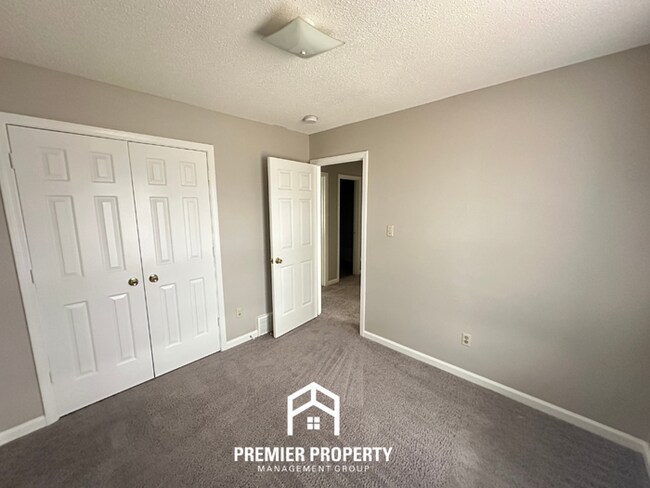 Building Photo - Cozy 3-Bedroom Memphis Rental with Brick Fireplace, High Ceilings & Fenced Yard