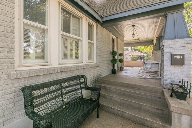 Building Photo - Charming Bungalow - Arlington Heights