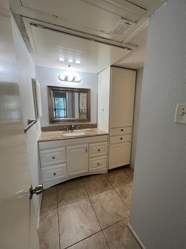 Building Photo - 10047 Westpark Dr