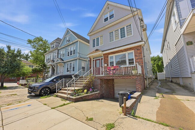 Building Photo - 164 W 31st St