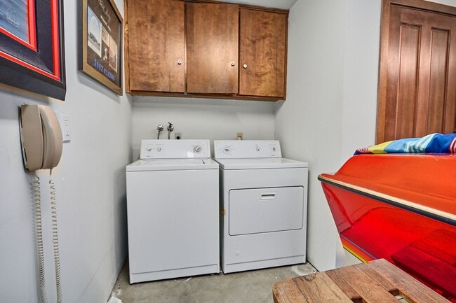 Building Photo - Spacious 3-Bedroom Lake House in Victorvil...