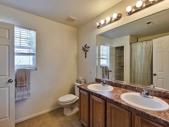 Building Photo - Spacious 3 Bedroom 2 1/2 Bath in Castle Rock!