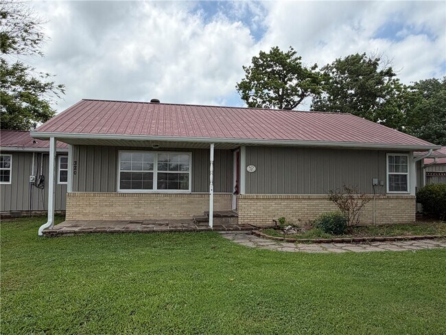 Building Photo - 320 S Country Club Rd