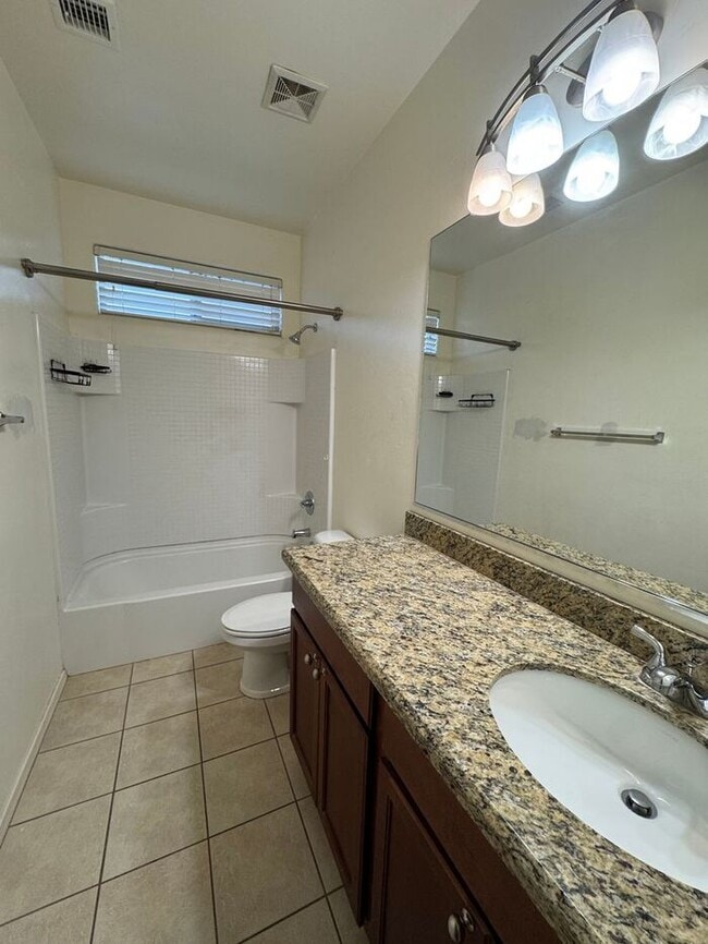 Building Photo - 11852 W Fordson Dr