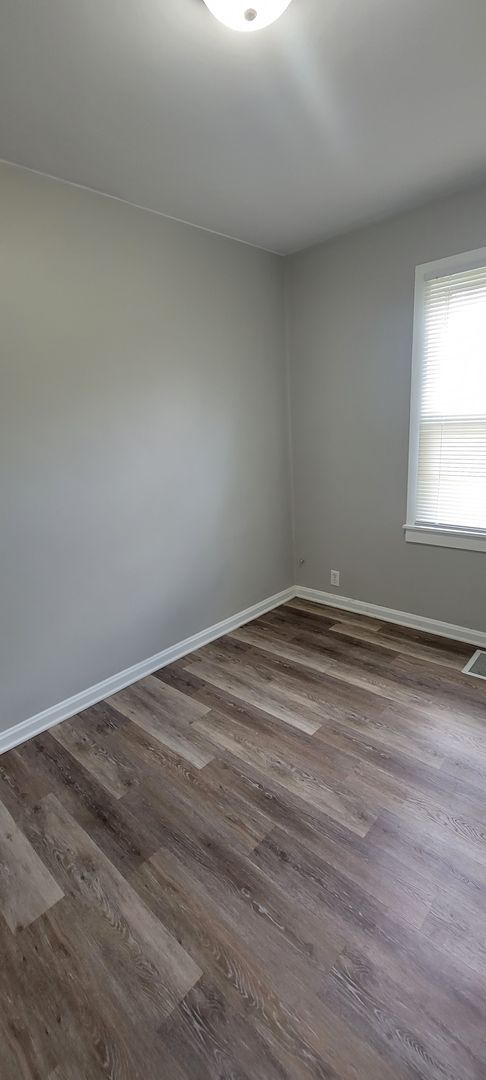 Building Photo - Newly Updated Spacious Two Bedroom w/Bonus...