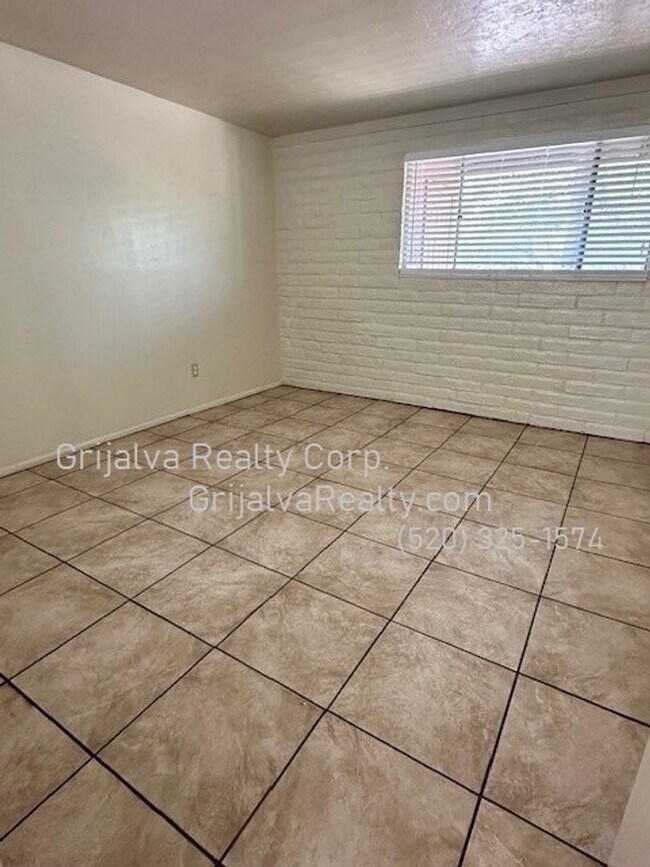 Building Photo - 2614 N Winstel Blvd