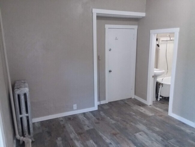 Building Photo - Cap Hil Adorable 1 Bedroom Available Now!
