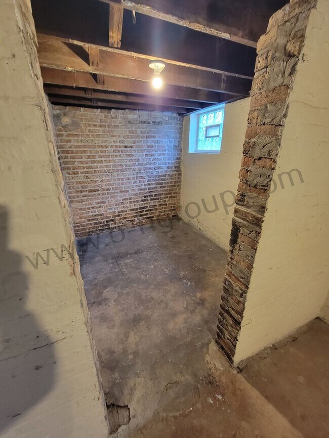 Building Photo - 2325 Roosevelt Rd