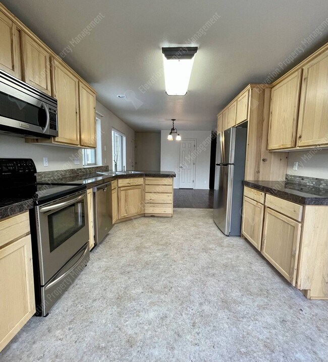 Building Photo - Charming 3-bedroom in heart of Sisters