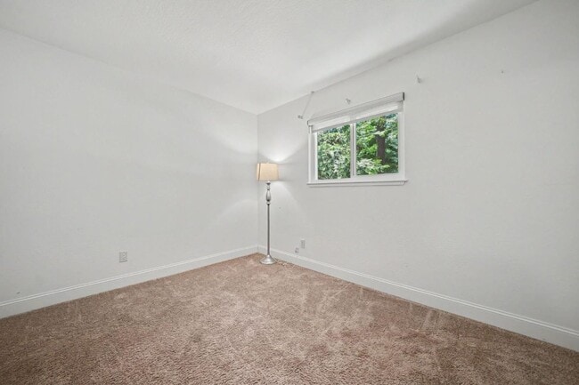 Building Photo - 16932 McKenzie Dr