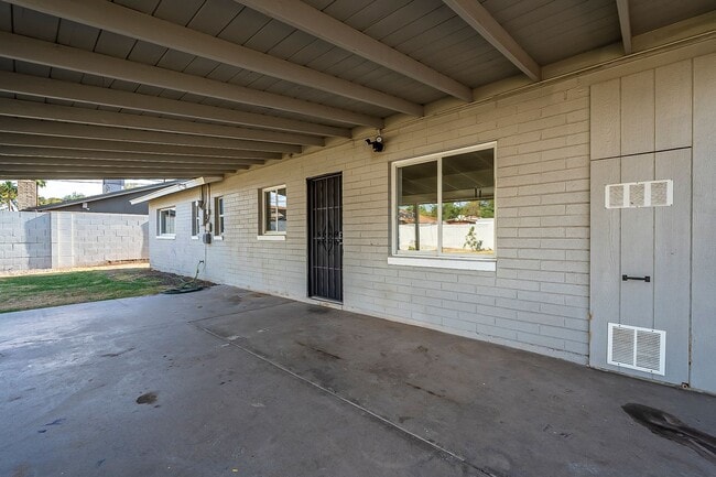 Building Photo - Updated home in Chandler!