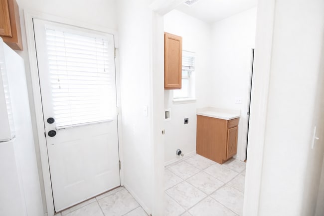 Building Photo - Beautiful 2x2.5 townhouse in NW Crossing! New hickory flooring coming soon!