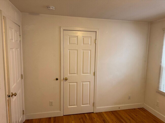 Building Photo - 2 Bedroom Duplex in S. Eugene/Campus Area Eugene