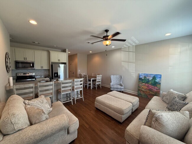Building Photo - 3855 Academy Dr
