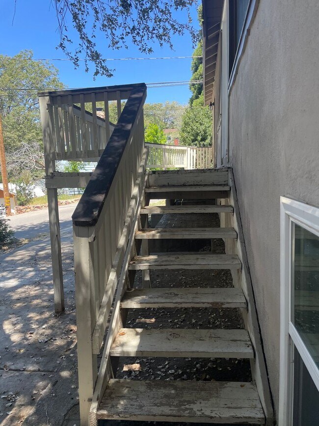 Building Photo - Minutes from Lake Arrowhead!