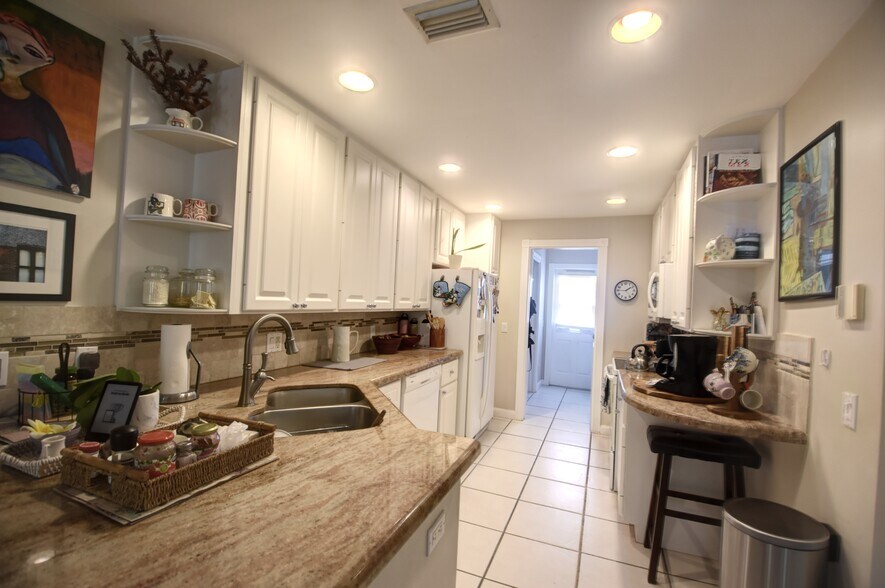 kitchen - 137 Radcliffe Ct