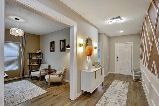 Building Photo - 2405 Oakwood Ln