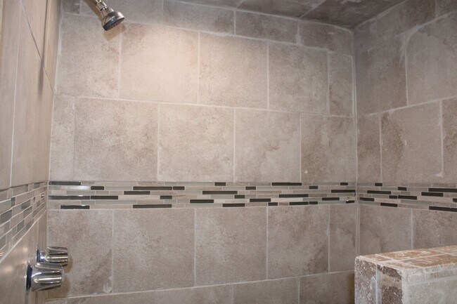 Building Photo - Newly Remodeled! Close to Tinker