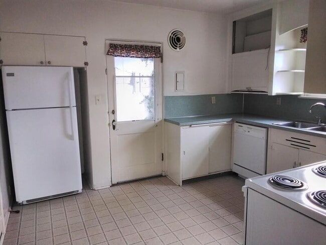 Building Photo - 1368 SE Overlook Ave