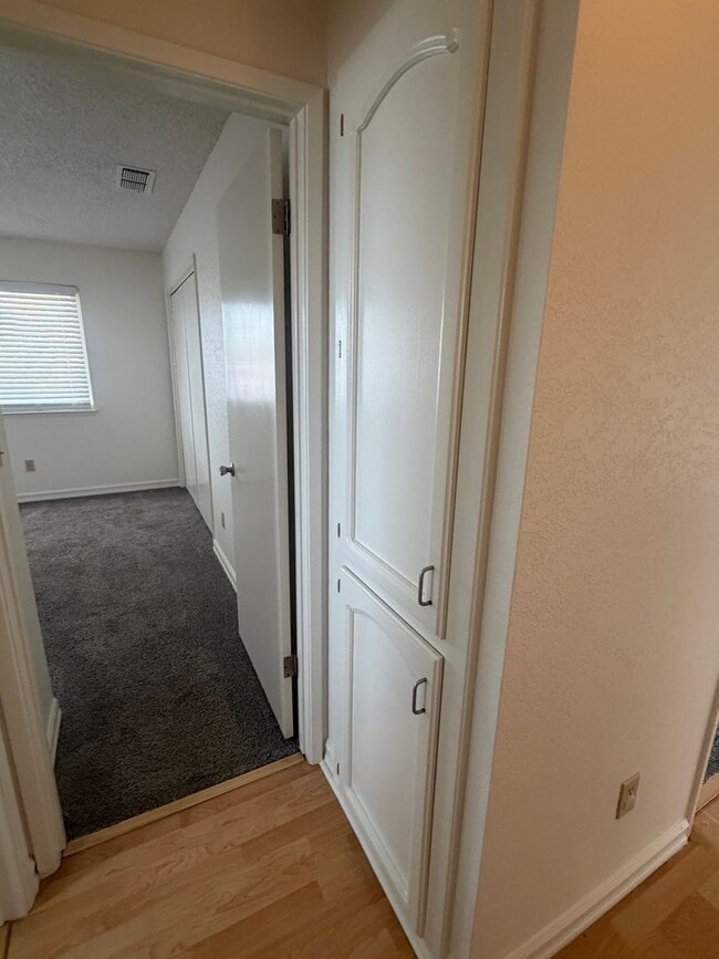 Building Photo - Charming 3 bedroom 2 bathroom home located in Hanford