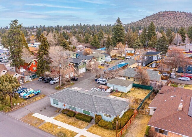 Building Photo - 824 NE 4th St