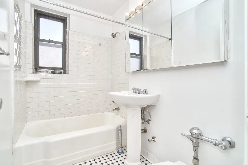 Building Photo - 83-40 Britton Ave