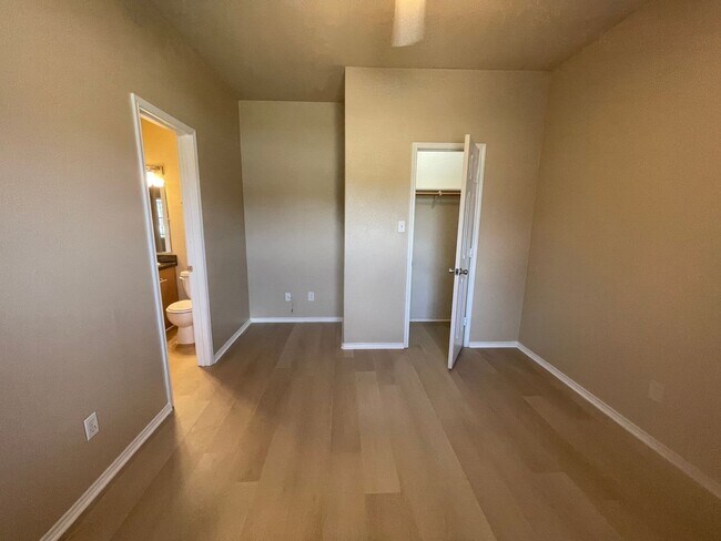 Building Photo - 105-107 Sunburst Court