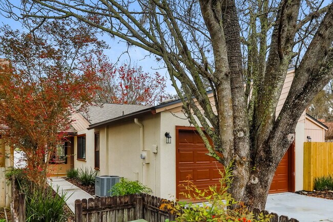 Building Photo - 1960 Oak Twist Ct