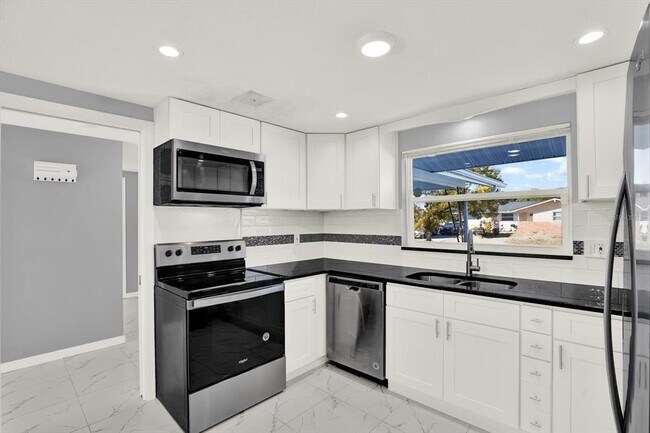 Building Photo - 7902 Canna Dr