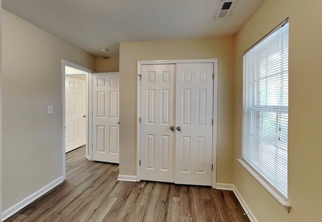 Building Photo - 2121 Centergrove Rd