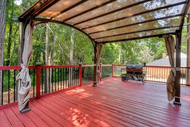 Building Photo - 4 bedroom 3 full bathroom home in heart of...