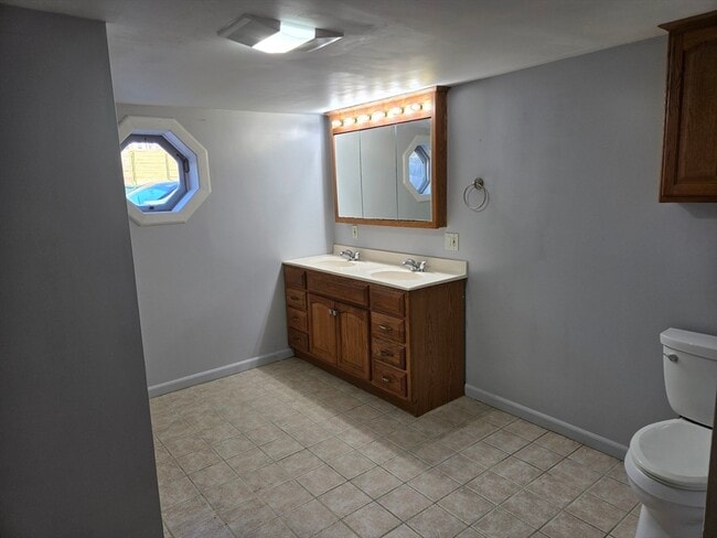 Building Photo - 45 Oak St